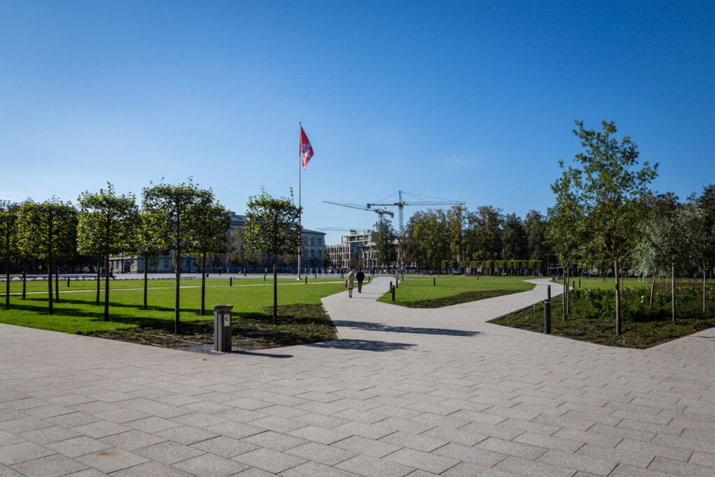 Lukiškių aikštė, Plaza 6x4 Quartz